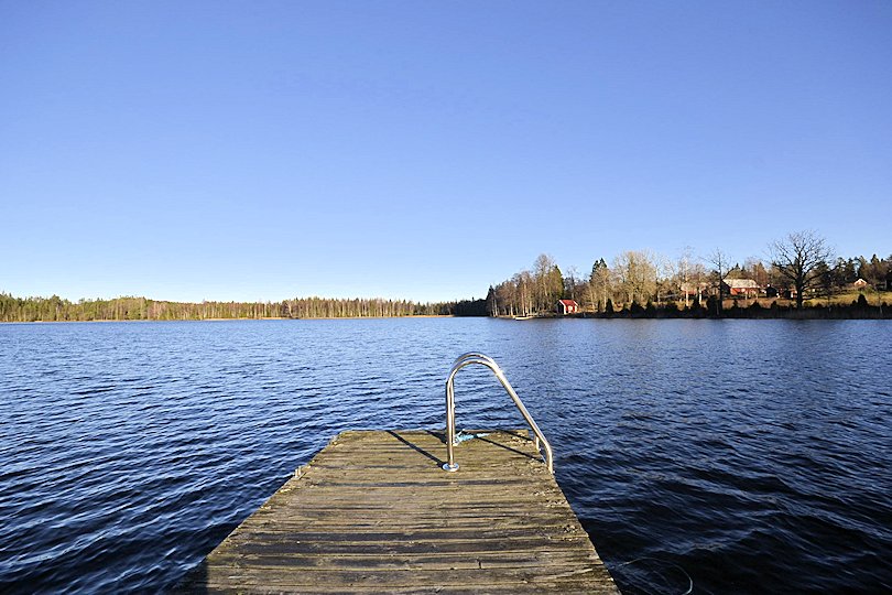Dieses Anwesen hat extrem viel Charme. Stellen Sie sich einmal die Größe dieses Grundstücks vor = 1,1 ha am See. Sensationell! Galeriebild Traumobjekt Sjövik am See Hornbetasjön. Echtes Seeufergrundstück in dramatisch schöner Wasser- und Alleinlage in Småland