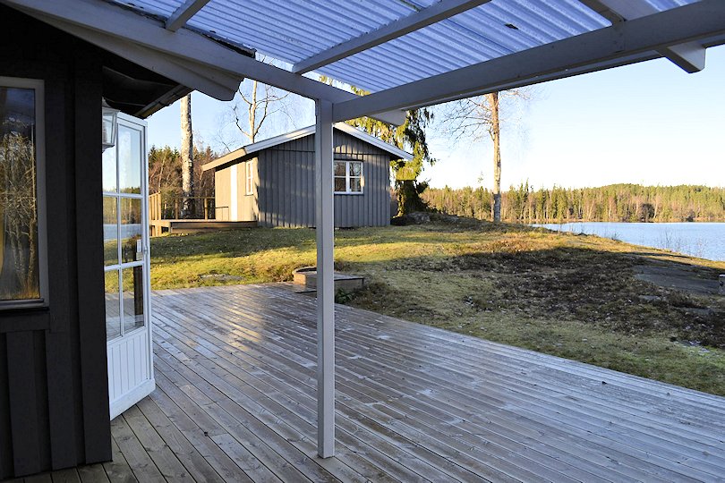 Überdachter Terrassenausgang Galeriebild Traumobjekt Sjövik am See Hornbetasjön. Echtes Seeufergrundstück in dramatisch schöner Wasser- und Alleinlage in Småland
