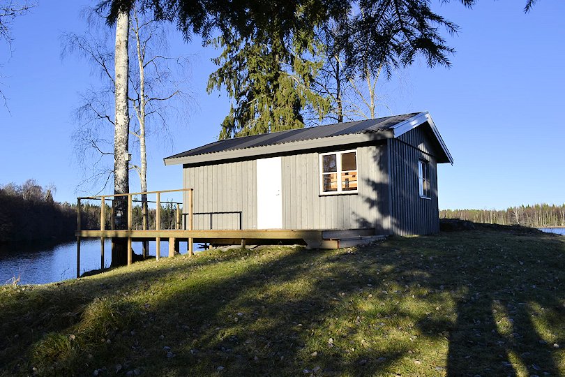 Das Gästehaus! Auch total außen und innen überarbeitet.... Galeriebild Traumobjekt Sjövik am See Hornbetasjön. Echtes Seeufergrundstück in dramatisch schöner Wasser- und Alleinlage in Småland