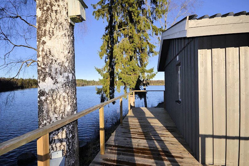 ....mit dieser fantastischen Lage. Näher kann eine Stuga nicht am Wasser stehen! Galeriebild Traumobjekt Sjövik am See Hornbetasjön. Echtes Seeufergrundstück in dramatisch schöner Wasser- und Alleinlage in Småland