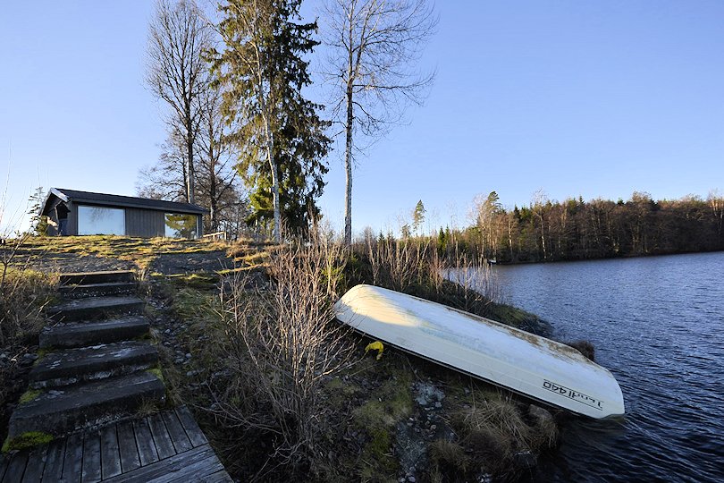 Die Zeit vor dem großen Schnee Galeriebild Traumobjekt Sjövik am See Hornbetasjön. Echtes Seeufergrundstück in dramatisch schöner Wasser- und Alleinlage in Småland