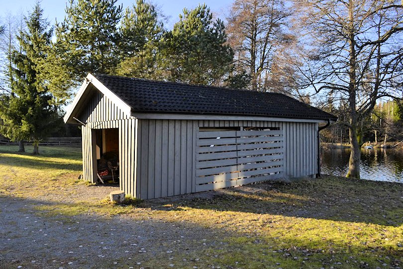 Auch die Garage wurde neu gestrichen Galeriebild Traumobjekt Sjövik am See Hornbetasjön. Echtes Seeufergrundstück in dramatisch schöner Wasser- und Alleinlage in Småland