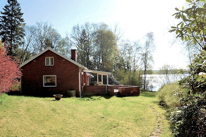 ....der nur 14 km westlich der Kleinstadt VÄRNAMO in Småland liegt, die Ihnen viele + gute Versorgungsmöglichkeiten bietet Galeriebild Herrestadsjön - Schwedenvilla direkt am See mit eigenem kleinen Sandstrand und herrlichem Wasserblick!