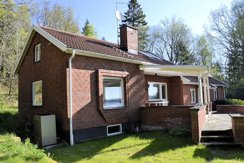 Mal ein ganz anderes Haus in Schweden. Es muss nicht immer ein typisches schwedisches Holzhaus sein.... Galeriebild Herrestadsjön - Schwedenvilla direkt am See mit eigenem kleinen Sandstrand und herrlichem Wasserblick!