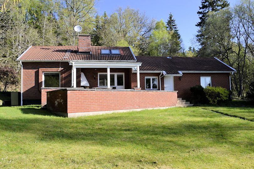 ....sondern kann auch gefallen in dieser soliden Steinausführung Galeriebild Herrestadsjön - Schwedenvilla direkt am See mit eigenem kleinen Sandstrand und herrlichem Wasserblick!
