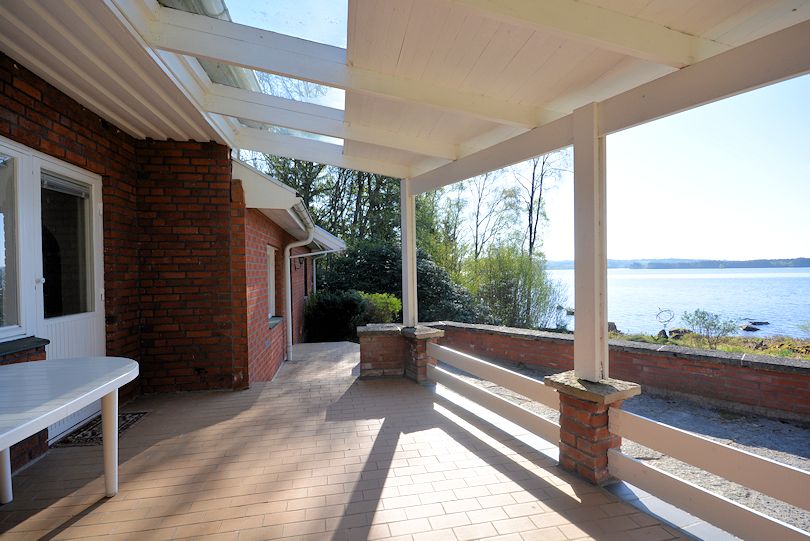 Das hat natürlich etwas: Dieser Superblick von der Terrasse und von allen Räumlichkeiten auf den See Galeriebild Herrestadsjön - Schwedenvilla direkt am See mit eigenem kleinen Sandstrand und herrlichem Wasserblick!