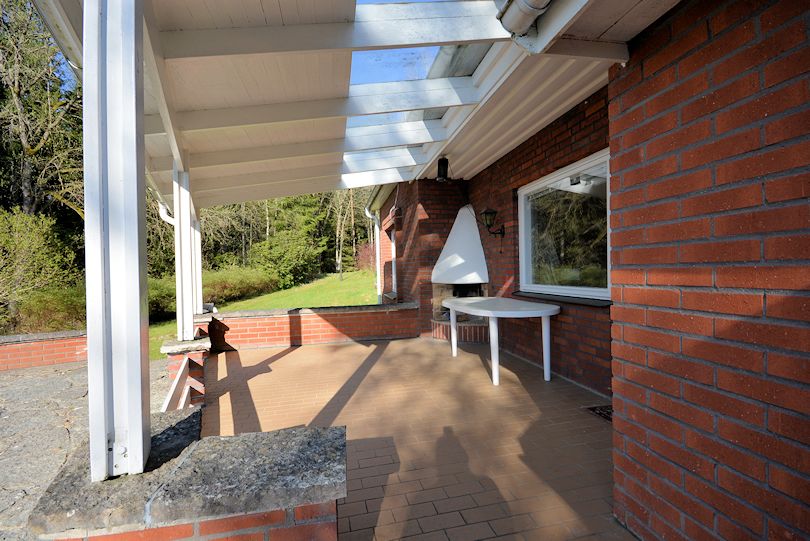 Überdachte Terrasse mit Außenkamin - super! Galeriebild Herrestadsjön - Schwedenvilla direkt am See mit eigenem kleinen Sandstrand und herrlichem Wasserblick!