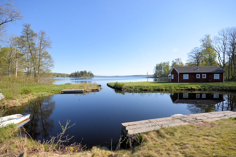 ....vom Ostufer des Sees Herrestadsjön. Schauen Sie nur, wie wunderschön die Umgebung ist Galeriebild Herrestadsjön - Schwedenvilla direkt am See mit eigenem kleinen Sandstrand und herrlichem Wasserblick!