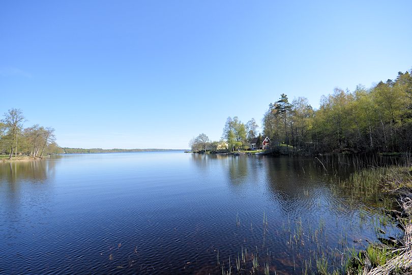 Kommen Sie, wir gehen ins Haus zum Umschauen.... Galeriebild Herrestadsjön - Schwedenvilla direkt am See mit eigenem kleinen Sandstrand und herrlichem Wasserblick!