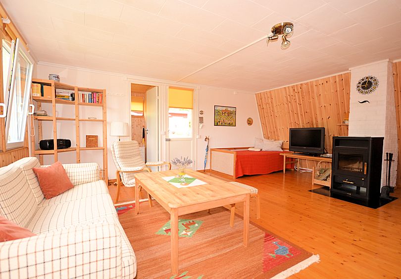 ....und wir beginnen gleich mit dem Wohnzimmer, dass man direkt durch die Eingangstür ohne Flur erreicht Galeriebild Das Sonnenparadies "Äpplaryd" nahe See Övingen heißt Sie herzlich willkommen. So eine tolle Lage!