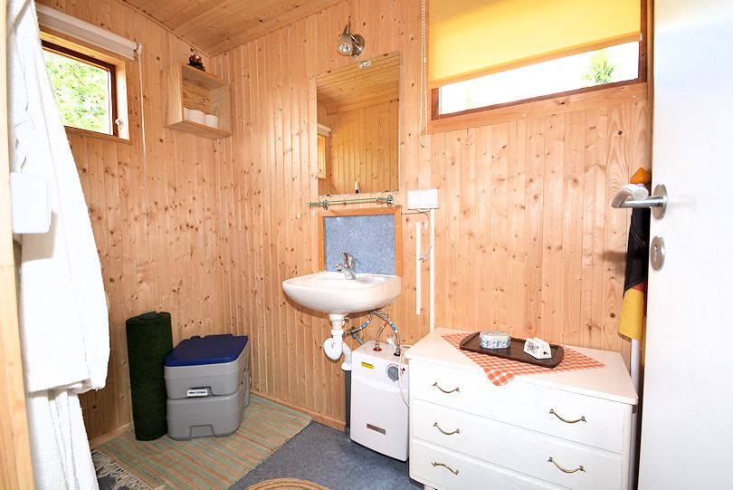 Toilettenraum mit einer Trockentoilette. Im Haupthaus gibt es aber zusätzlich noch ein extra Gäste-WC Galeriebild Das Sonnenparadies "Äpplaryd" nahe See Övingen heißt Sie herzlich willkommen. So eine tolle Lage!
