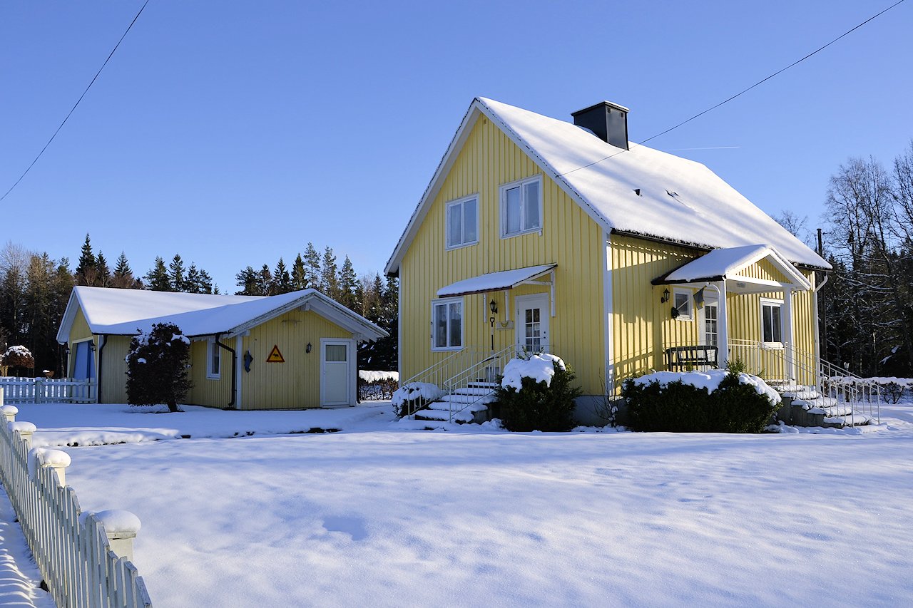 Beschaulichkeit im Winter. Auf dieser sonnigen Waldlichtung gibt es nur dieses Anwesen + ein entfernt liegendes Nachbarhaus Galeriebild Vattumosse - großzügiges Wohnhaus in Sonnenscheinlage und traumhaft schöner Natureinbindung. Seenähe!