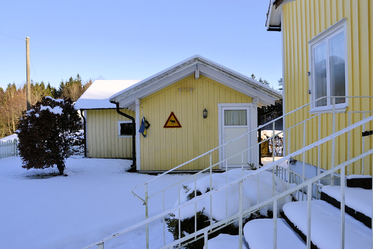 Links vom Wohnhaus beinhaltet unser Immobilienangebot noch ein Gästehäuschen mit zusätzlichem Carport Galeriebild Vattumosse - großzügiges Wohnhaus in Sonnenscheinlage und traumhaft schöner Natureinbindung. Seenähe!