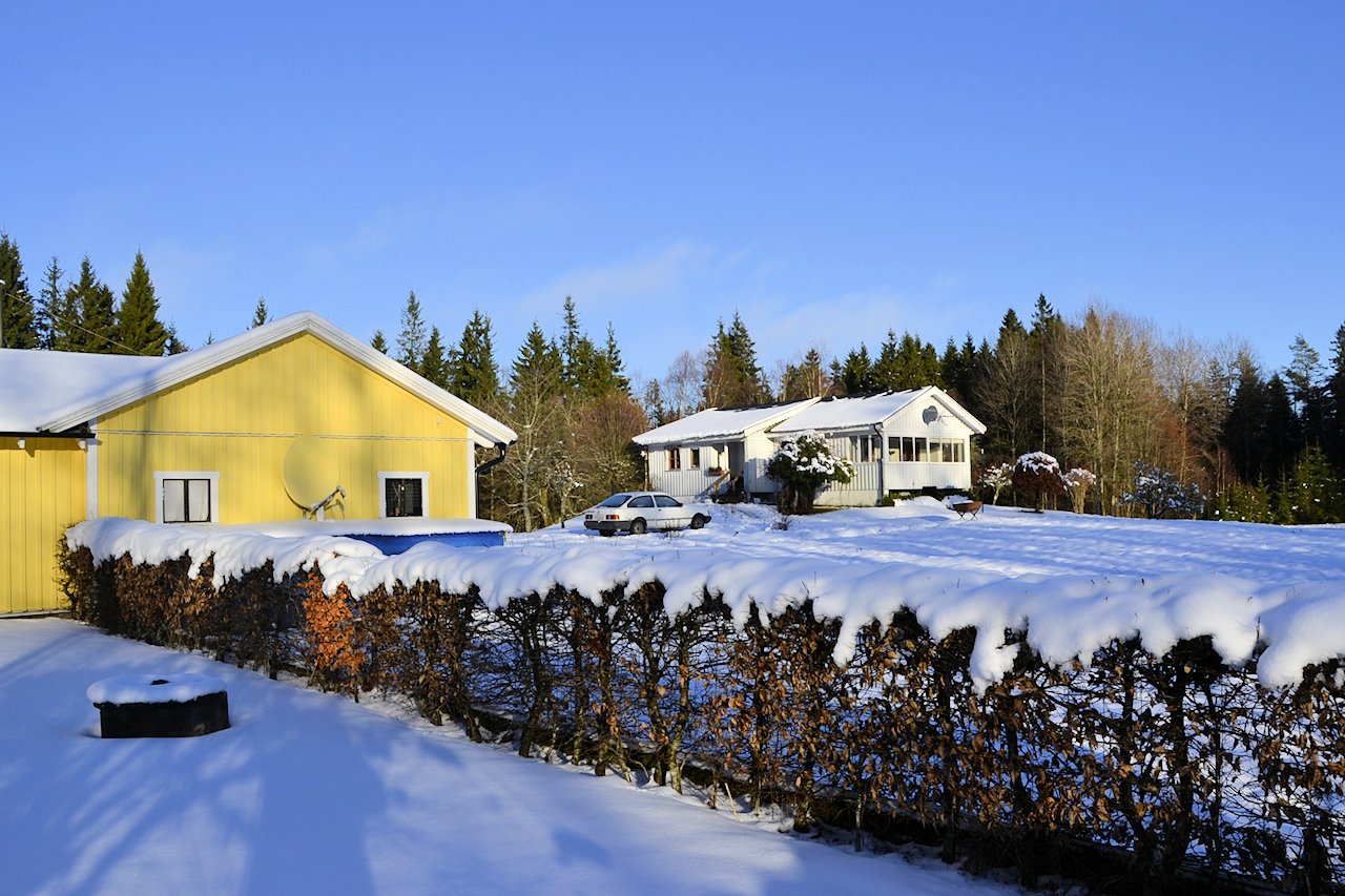 Im Hintergrund sieht man das Haus des Nachbarn. Jawohl, wie schon gesagt, gibt es hier nur diese beiden Anwesen Galeriebild Vattumosse - großzügiges Wohnhaus in Sonnenscheinlage und traumhaft schöner Natureinbindung. Seenähe!