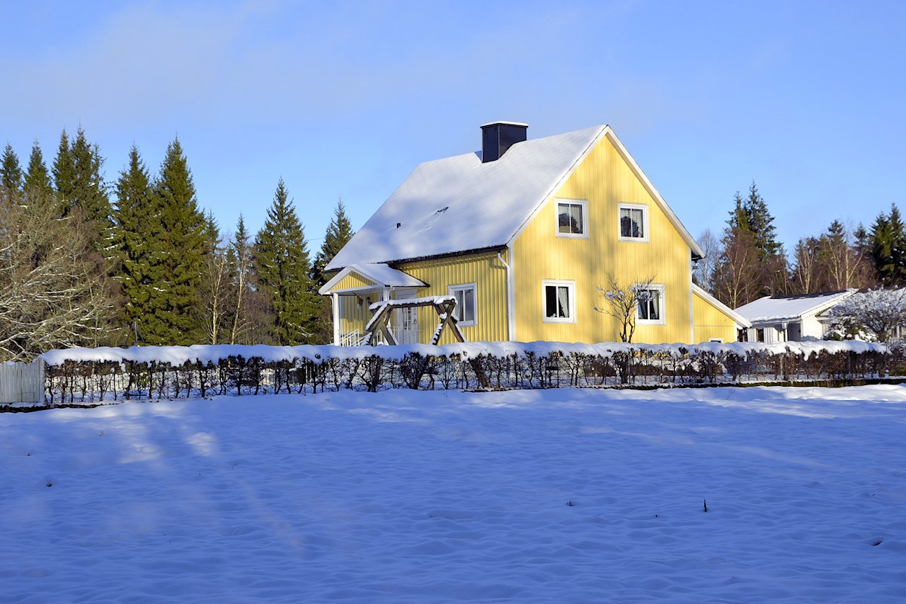 Entstressen Sie Ihr Leben - hier ganz im Einklang mit der wundervollen Natur leben und genießen Galeriebild Vattumosse - großzügiges Wohnhaus in Sonnenscheinlage und traumhaft schöner Natureinbindung. Seenähe!