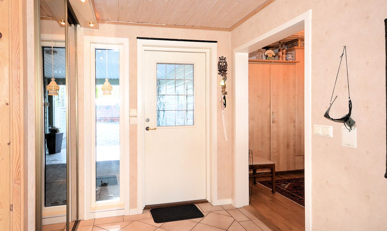 Eingangsbereich - geschützt liegend im Carport Galeriebild Hervorragende Schwedenvilla in erstklassiger Platzierung am See Flåren in Småland, Bereich Värnamo. Ein Riesenauftritt!