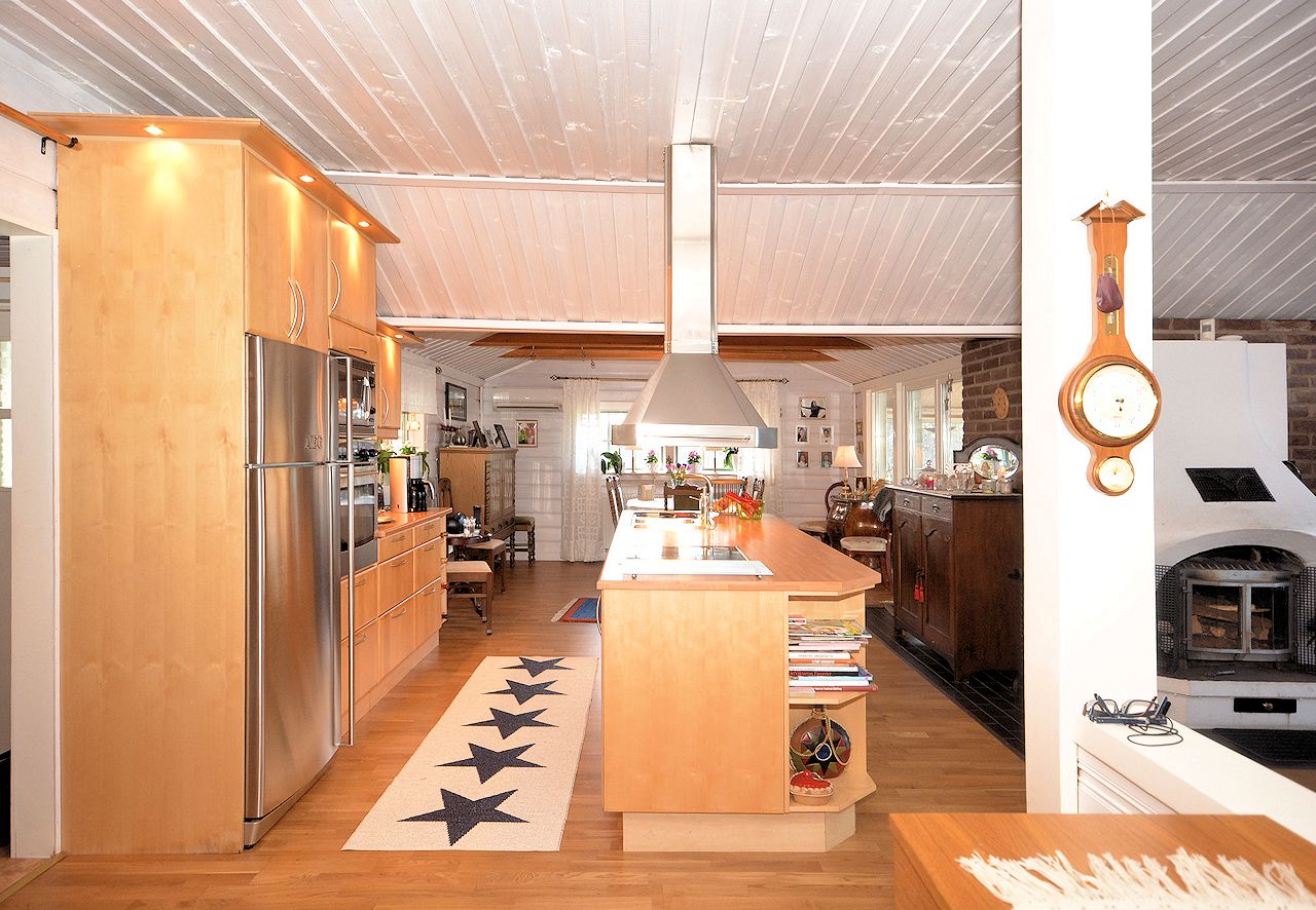 Die Küche. Super, so umfangreich ausgestattet.... Galeriebild Hervorragende Schwedenvilla in erstklassiger Platzierung am See Flåren in Småland, Bereich Värnamo. Ein Riesenauftritt!