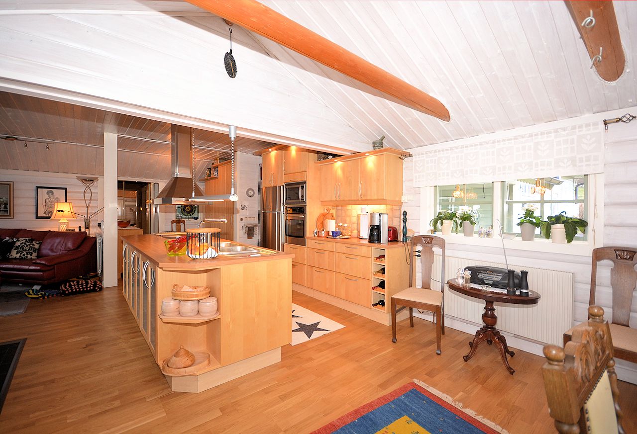....praktisch und trotzdem geschmackvoll. Wohlfühlqualität! Galeriebild Hervorragende Schwedenvilla in erstklassiger Platzierung am See Flåren in Småland, Bereich Värnamo. Ein Riesenauftritt!