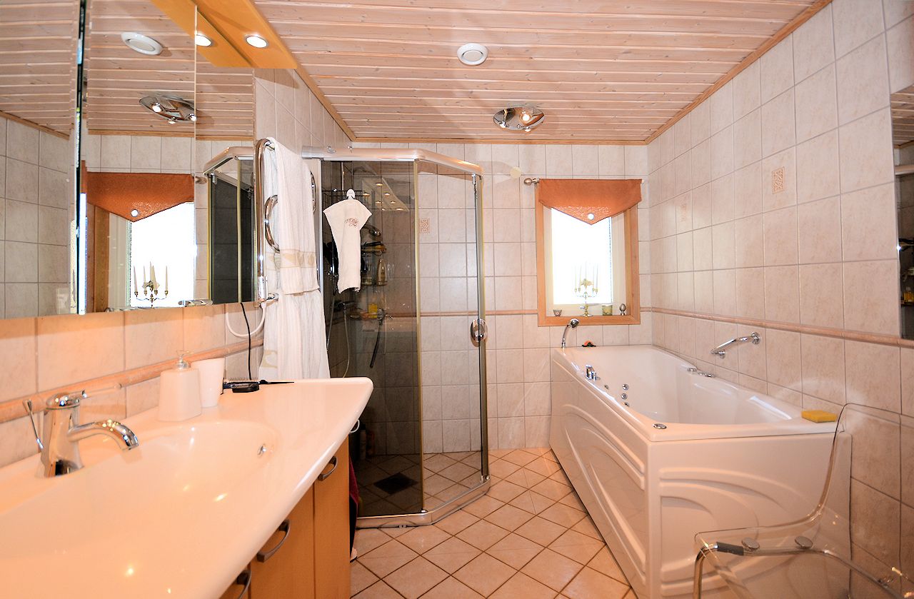 Badezimmer Galeriebild Hervorragende Schwedenvilla in erstklassiger Platzierung am See Flåren in Småland, Bereich Värnamo. Ein Riesenauftritt!