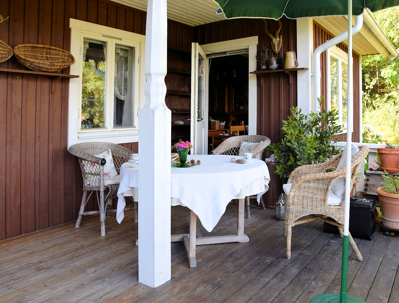 Lieblingsplatz der Eigentümer mit eindrucksvoller Sicht von der Holzterrasse.... Galeriebild Paukenschlag am beeindruckendenn Schärengarten von St. Anna / Söderköping / Ostseeküstenlage, südlich von Stockholm