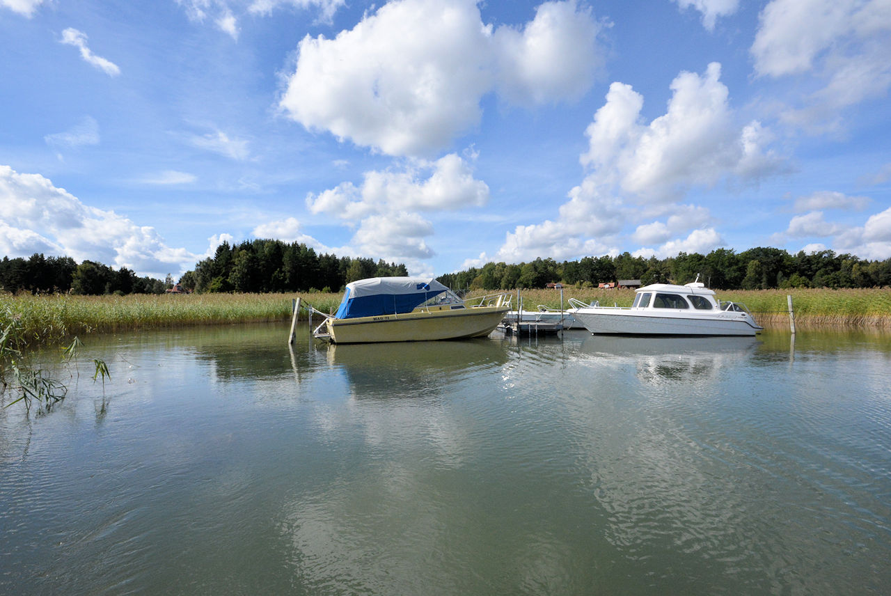 Hinaus aufs Meer! Kleine Boote starten von der Brücke aus. Segelyachten finden in einer nahen Marina einen Platz Galeriebild Paukenschlag am beeindruckendenn Schärengarten von St. Anna / Söderköping / Ostseeküstenlage, südlich von Stockholm