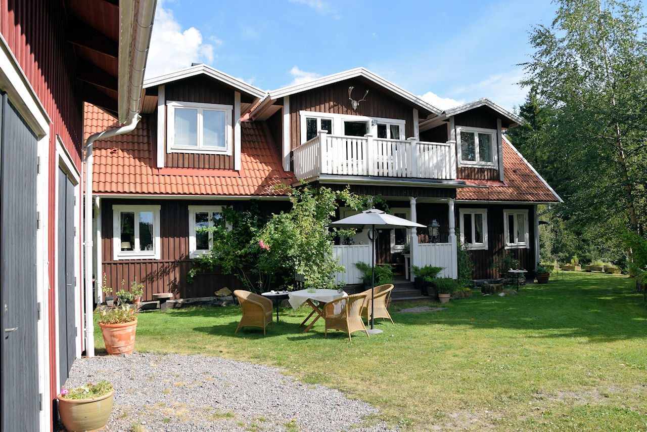 Wasserabgewandte Seite mit Haupteingang Galeriebild Paukenschlag am beeindruckendenn Schärengarten von St. Anna / Söderköping / Ostseeküstenlage, südlich von Stockholm