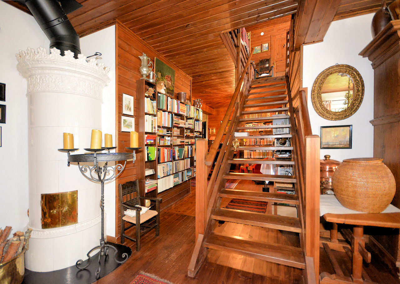 Und noch ein schwedischer Kachelofen! Aufgang in den 1. Stock Galeriebild Paukenschlag am fantastischen Schärengarten von St. Anna / Söderköping / Ostseeküstenlage, südlich von Stockholm