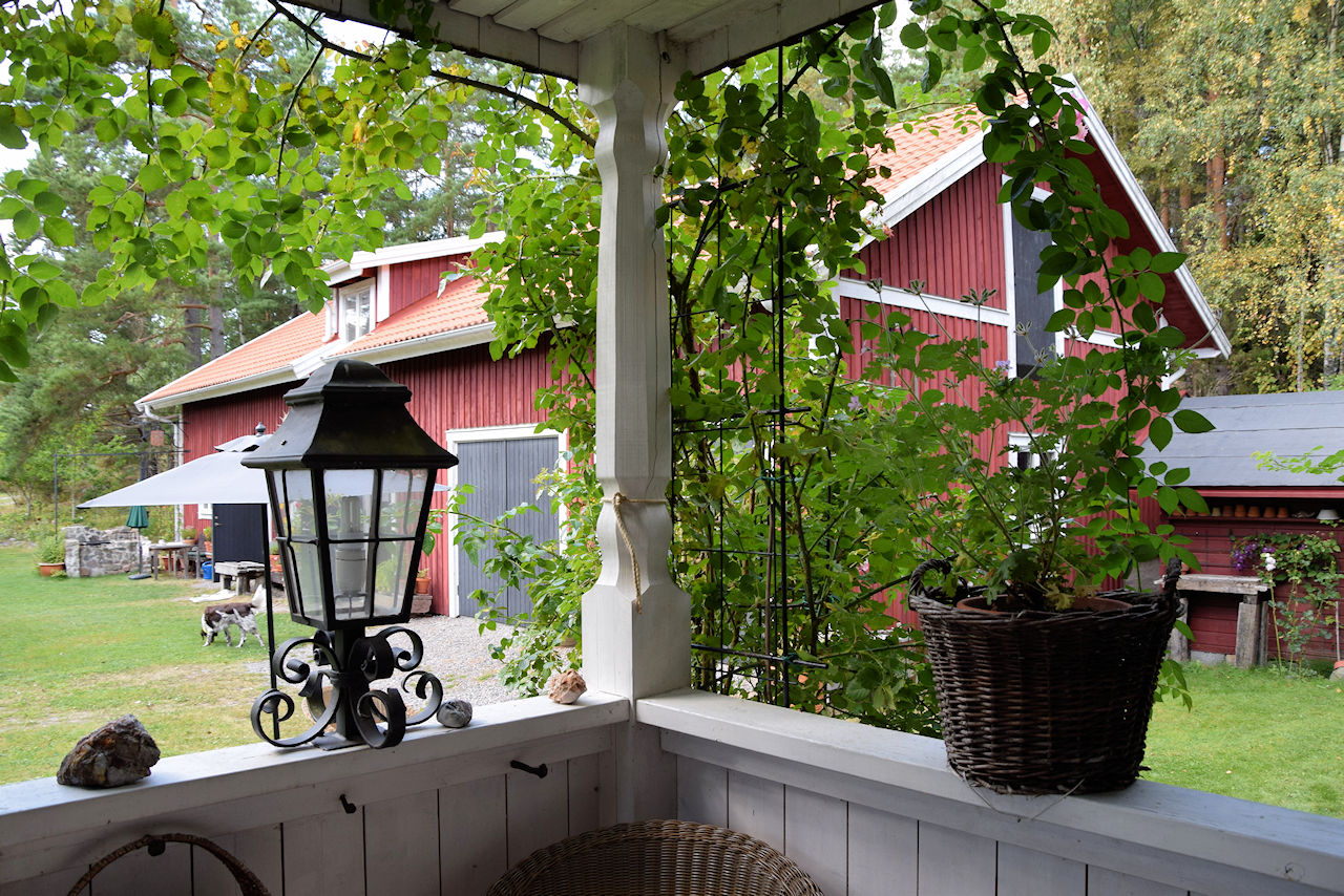 Mal über den Zaun schauen, die vielen romantischen Winkel und Ecken des Anwesens entdecken.... Galeriebild Paukenschlag am beeindruckendenn Schärengarten von St. Anna / Söderköping / Ostseeküstenlage, südlich von Stockholm