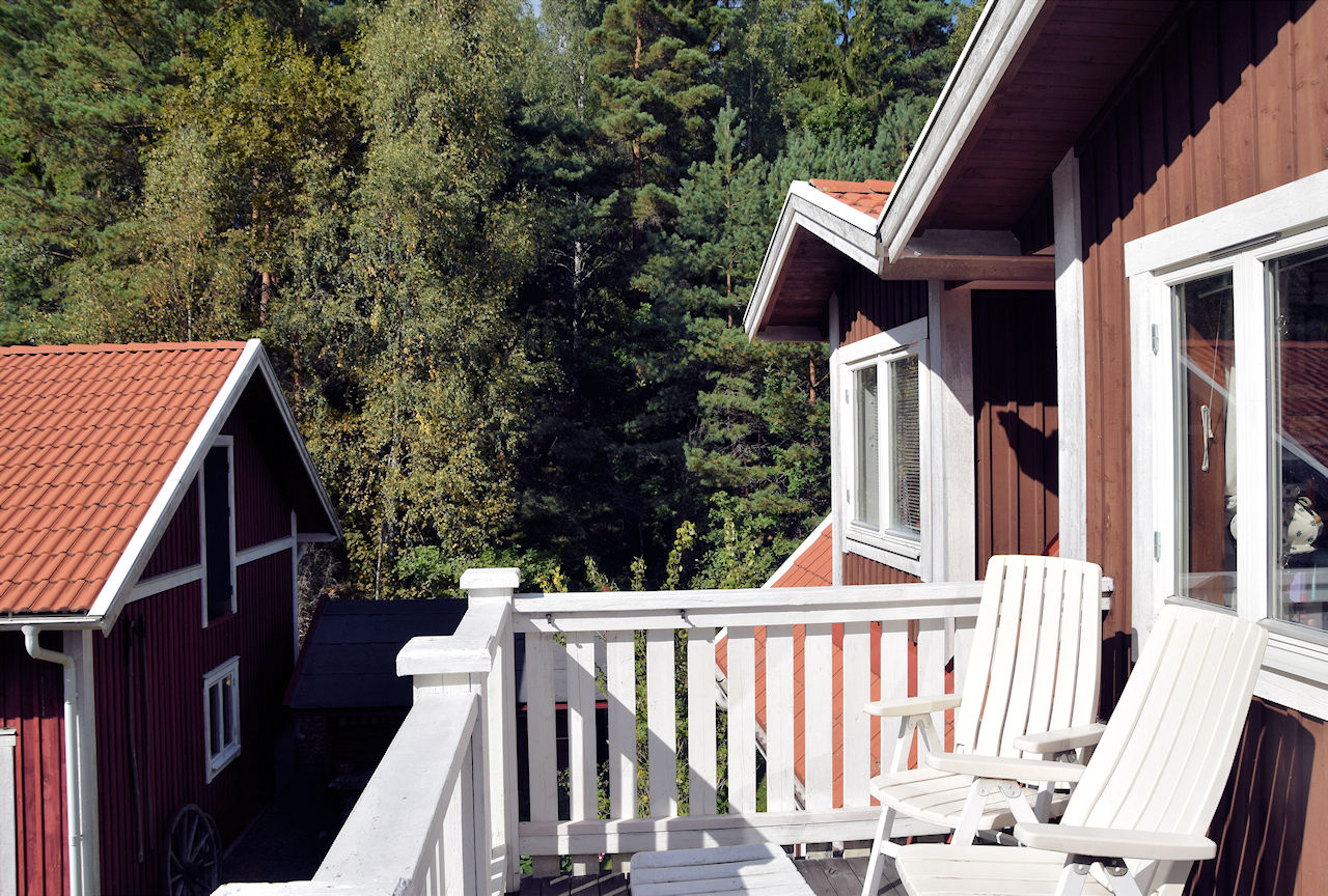 Balkon im Obergeschoß - links davon das große Wirtschaftsgebäude Galeriebild Paukenschlag am beeindruckendenn Schärengarten von St. Anna / Söderköping / Ostseeküstenlage, südlich von Stockholm
