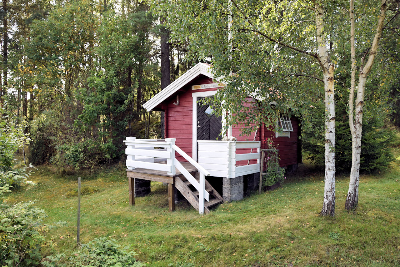 ....liegt ein kleines Freizeithäuschen Galeriebild Paukenschlag am beeindruckendenn Schärengarten von St. Anna / Söderköping / Ostseeküstenlage, südlich von Stockholm