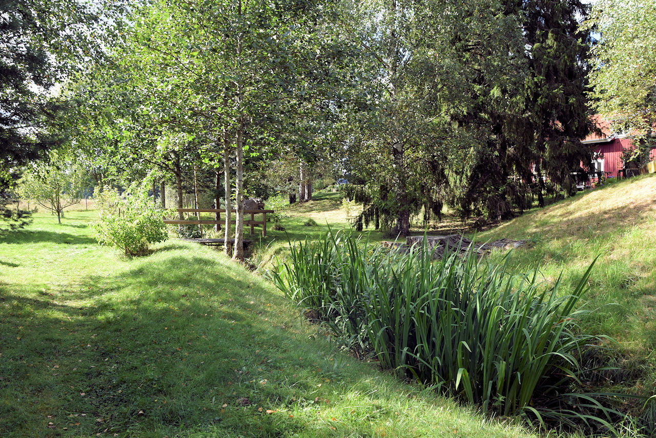Schwedische Lebensfreude pur - ein idyllischer Bachlauf teilt das Grundstück - so schön! Galeriebild Paukenschlag am beeindruckendenn Schärengarten von St. Anna / Söderköping / Ostseeküstenlage, südlich von Stockholm