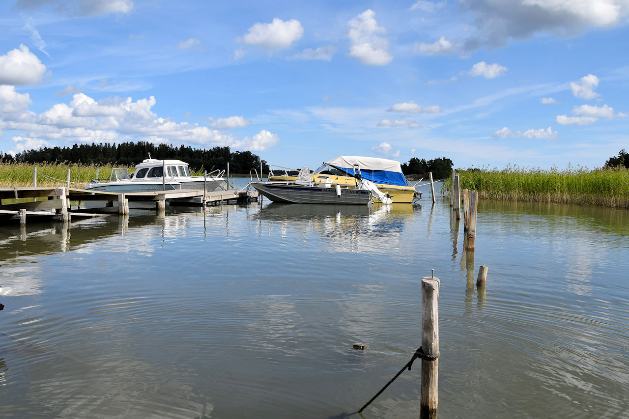 ....aber nicht ohne einen letzten Blick auf die Wasserwunderwelt der spannenden Ostseeküste. Segeln...! Galeriebild Paukenschlag am beeindruckendenn Schärengarten von St. Anna / Söderköping / Ostseeküstenlage, südlich von Stockholm