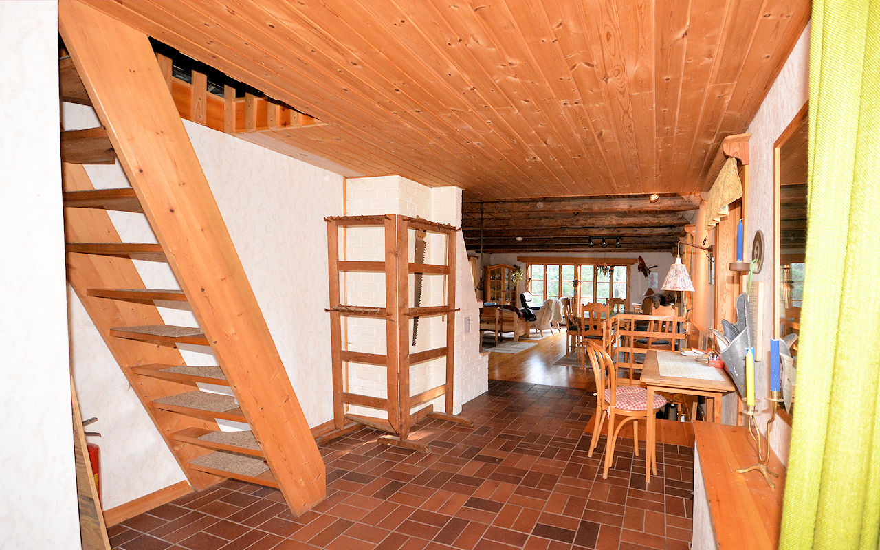 Hauseingangsflur mit der Treppe ins Obergeschoß zum Schlafboden Galeriebild Timmershult - Ehemaliges Wassermühlengebäude in zauberhafter Waldlage mit einem 16636 m² Naturgrundstück. Ein Traum!