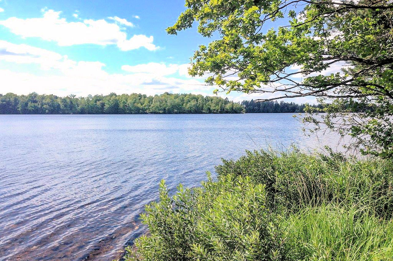 Kommen Sie, wir wollen Sie in unsere Welt mitnehmen – an das idyllische Ufer dieser fantastischen Wasserwelt Galeriebild Paukenschlag am See Helgasjön! Neubauchance für Top-Villa auf Top-Seegrundstück in der historischen Provinz Småland