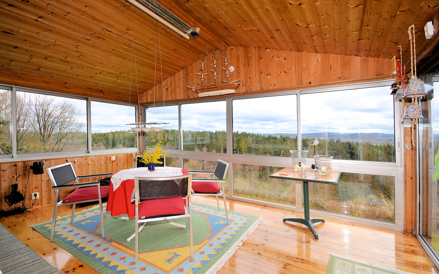 Donnerwetter! Der Wintergarten, ein wirklich hochinteressanter Raum. Von hier aus haben Sie einen fantastischen Panoramablick in die Landschaft.... Galeriebild Die Sonne geht im Norden auf....! Herzlich willkommen in der wunderbaren Provinz HALLAND, im gemütlichen Dörfchen JYTATORP!
