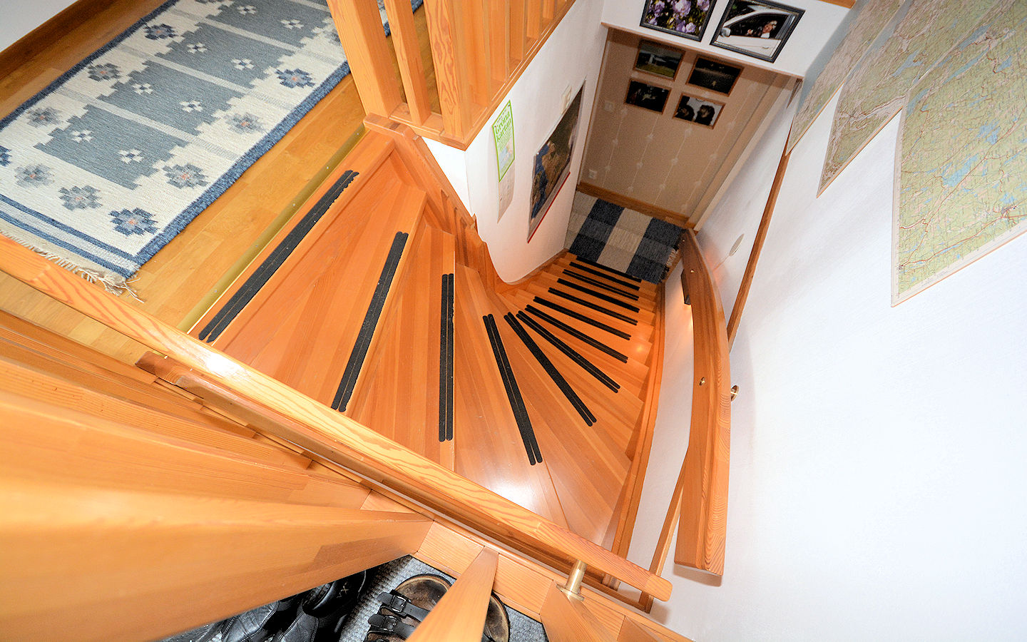 Treppe vom Hausflur (EG) ins Souterrain.... Galeriebild Die Sonne geht im Norden auf....! Herzlich willkommen in der wunderbaren Provinz HALLAND, im gemütlichen Dörfchen JYTATORP!