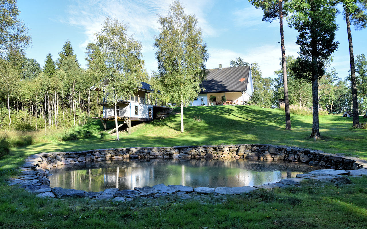 Eine edle schwedische Verführung in Halland. Ein Immobilienangebot, wie aus einem Guss. Hier wurde richtig gut gearbeitet....! Galeriebild Wohnhaus nahe Fluss Ätran in der halländischen Schweiz / Südschweden