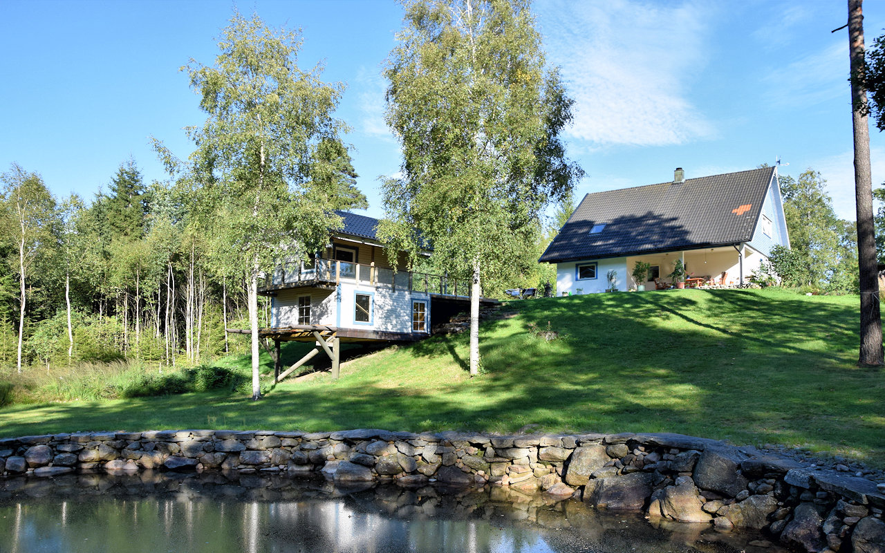 Das Paradies auf Erden. Schön ruhige, abseitige Platzierung in idyllischer Wald- & Wiesenlage. Vitamin grün! Galeriebild Wohnhaus nahe Fluss Ätran in der halländischen Schweiz / Südschweden