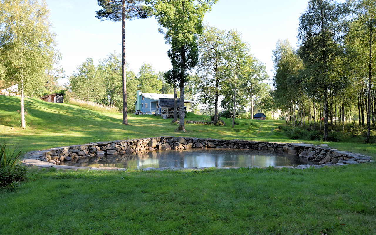 Das ist schon etwas besonderes: Dieser Badeteich erhält ständig Frischwasser durch Bachzulauf und Bachablauf Galeriebild Wohnhaus nahe Fluss Ätran in der halländischen Schweiz / Südschweden