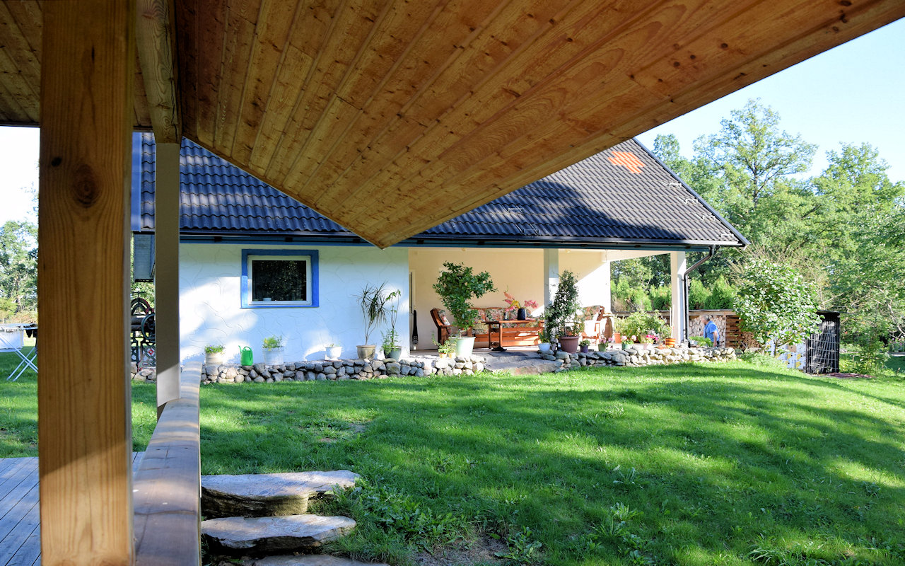 ....mit einer gemütlichen Sonnenterrasse - überdacht Galeriebild Wohnhaus nahe Fluss Ätran in der halländischen Schweiz / Südschweden
