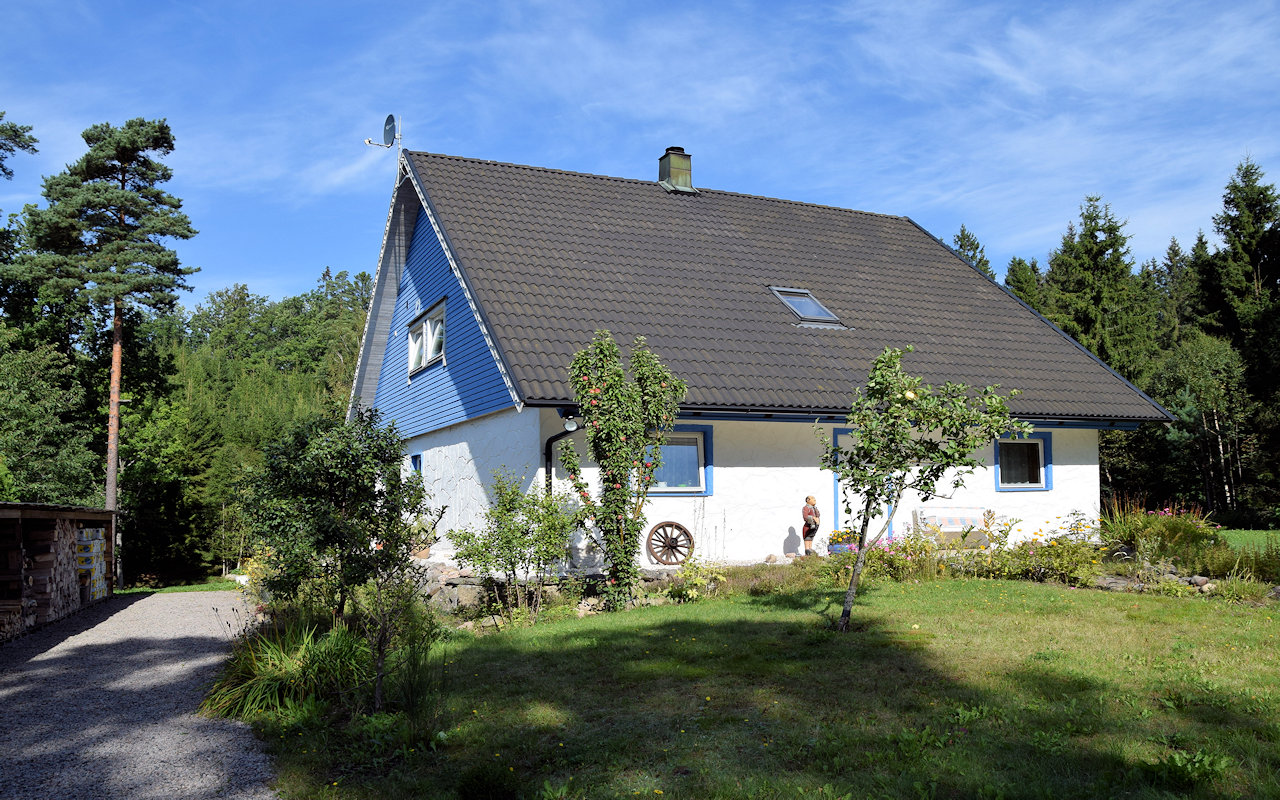 Jetzt gehen wir ums Haus und gucken uns die Hausvorderseite an.... Galeriebild Wohnhaus nahe Fluss Ätran in der halländischen Schweiz / Südschweden