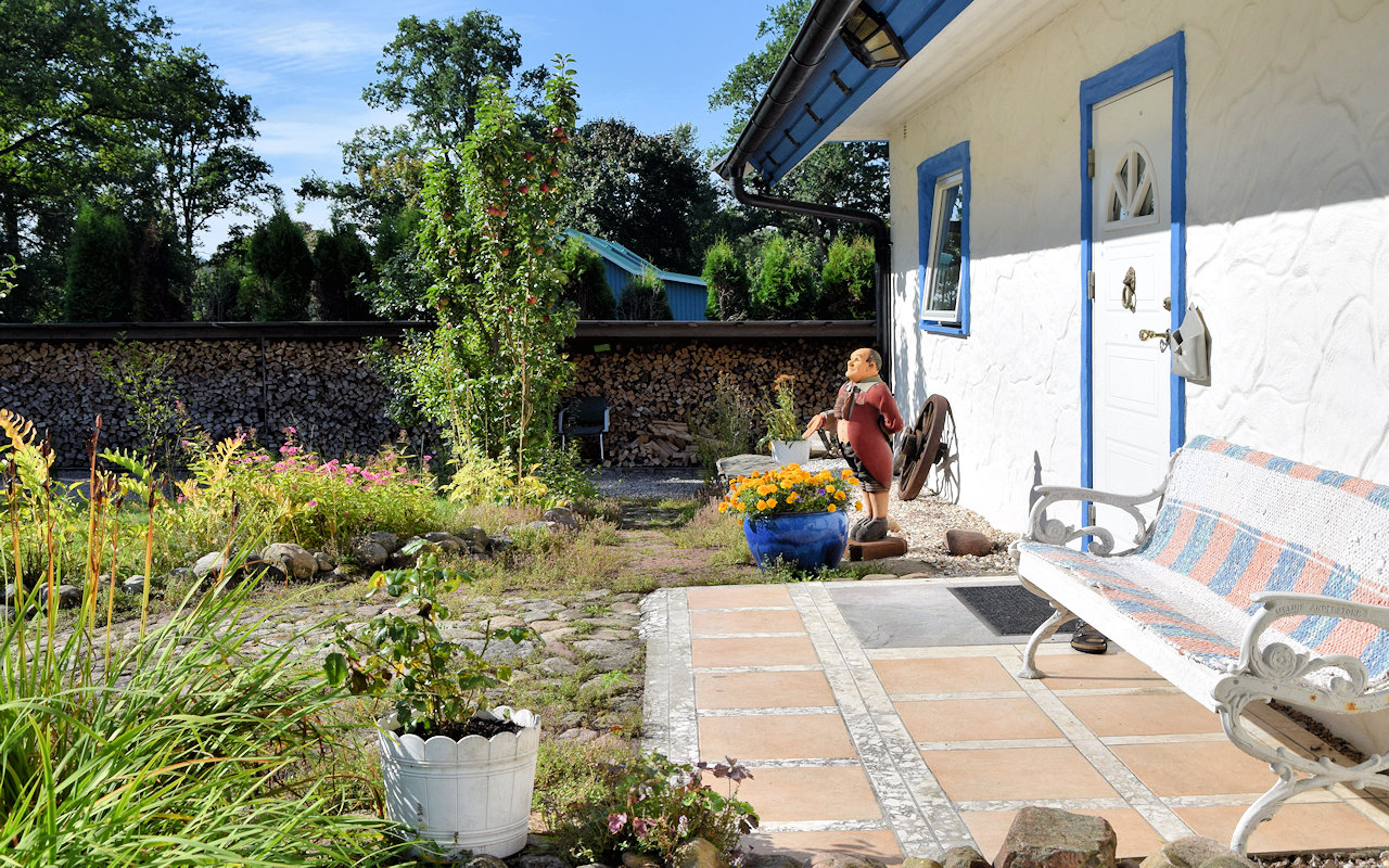 ....und freuen uns auch über mehrere junge Obstbäume.... Galeriebild Wohnhaus nahe Fluss Ätran in der halländischen Schweiz / Südschweden