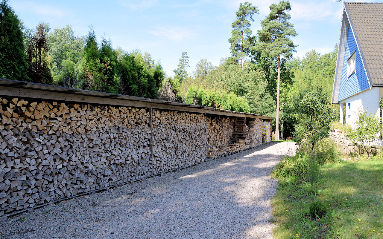 Große Holzvorräte - angelegt vom heutigen Eigentümer Galeriebild Wohnhaus nahe Fluss Ätran in der halländischen Schweiz / Südschweden