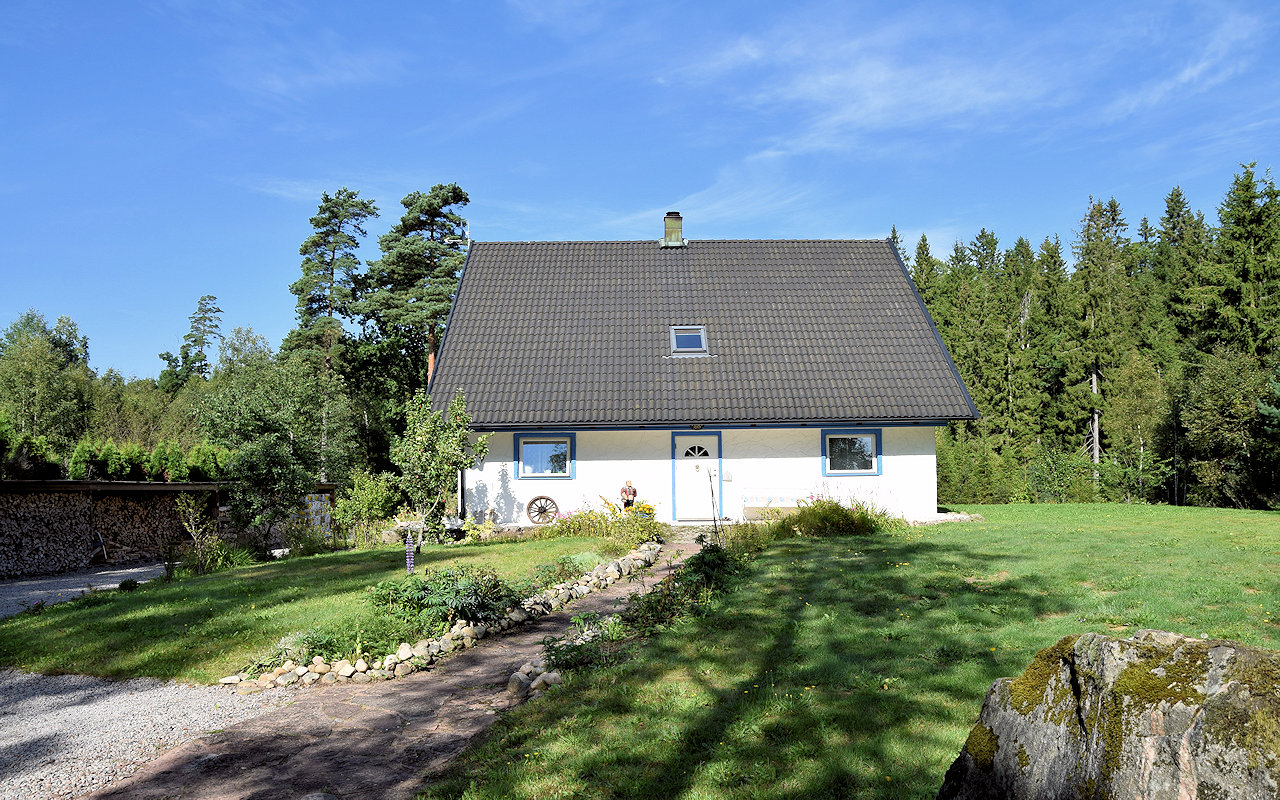Ja, hier haben wir Ihnen ein besonderes Immobilienangebot vorgestellt. Interessiert? Dann zum Telefonhörer greifen....! Galeriebild Wohnhaus nahe Fluss Ätran in der halländischen Schweiz / Südschweden