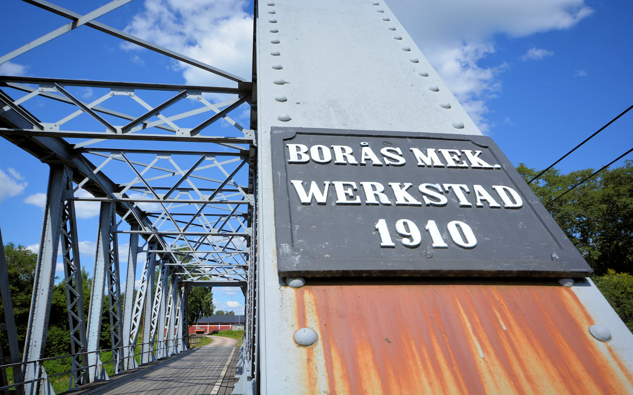 ....die heute Teil eines 50 km langen Wander- und Fahrradweges ist, nachdem die Eisenbahnverbindung stillgelegt wurde Galeriebild Wohnhaus nahe Fluss Ätran in der halländischen Schweiz / Südschweden