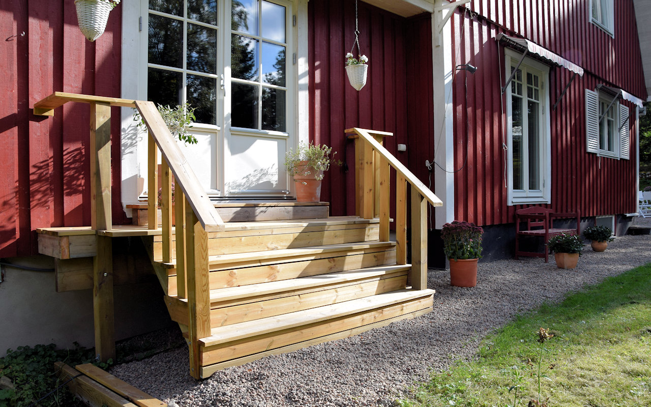 Viele Details am Haus wurden nach und nach verbessert oder ganz neu errichtet - so auch diese Treppe zum Kaminzimmer Galeriebild Glückstag für Auswandererfamilien! In der geschätzten Westküstenprovinz Halland wartet das Traumanwesen "Ulvvad" auf Sie!