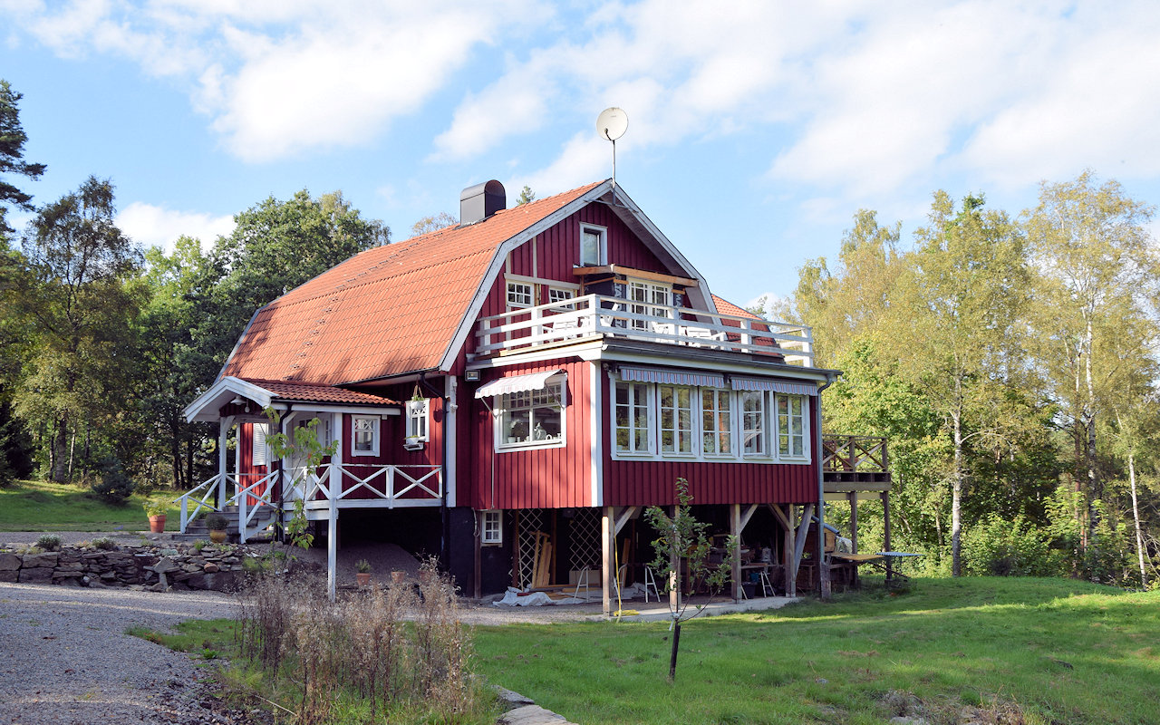 Wenn der Sommer zu Ende geht und ein kühles Lüftchen weht…. Im Bild der Speisezimmer- / Wintergartenanbau.... Galeriebild Glückstag für Auswandererfamilien! In der geschätzten Westküstenprovinz Halland wartet das Traumanwesen "Ulvvad" auf Sie!