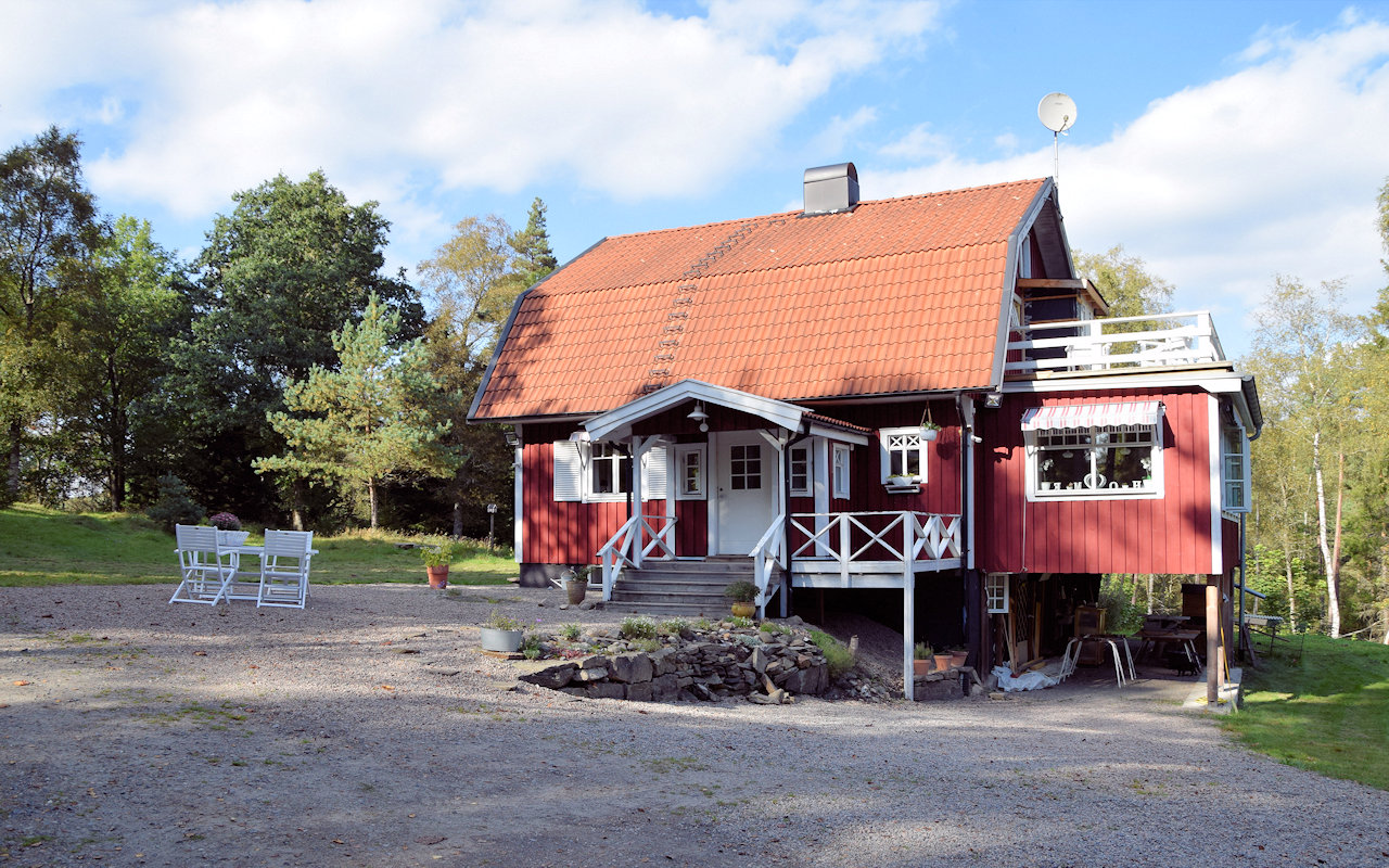 Unter dem Speisezimmer / Wintergarten (rechte Hausseite) steht ein Carport zur Verfügung Galeriebild Glückstag für Auswandererfamilien! In der geschätzten Westküstenprovinz Halland wartet das Traumanwesen "Ulvvad" auf Sie!
