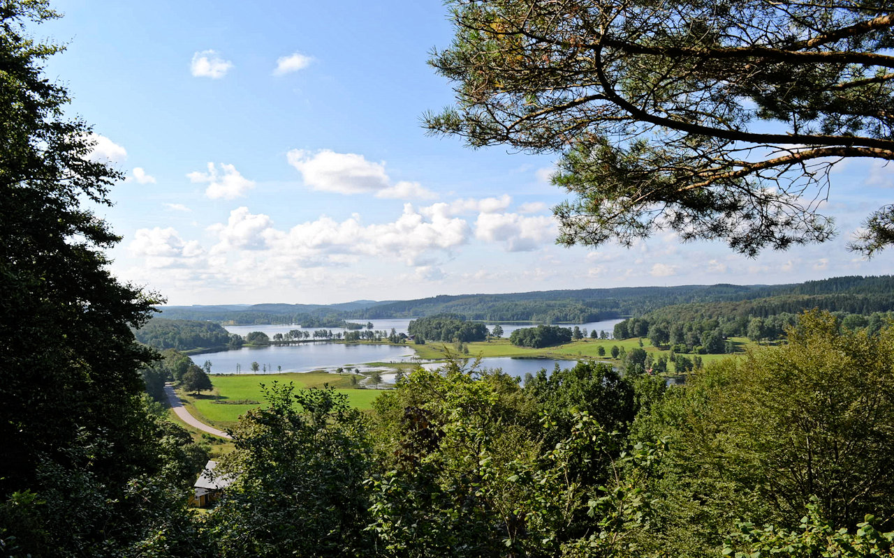 Inspirationen. So lebendig und vielfältig stellt sich die Seenlandschaft nahe der Immobilie dar. Wasser, Wasser, Wasser... Galeriebild Glückstag für Auswandererfamilien! In der geschätzten Westküstenprovinz Halland wartet das Traumanwesen "Ulvvad" auf Sie!