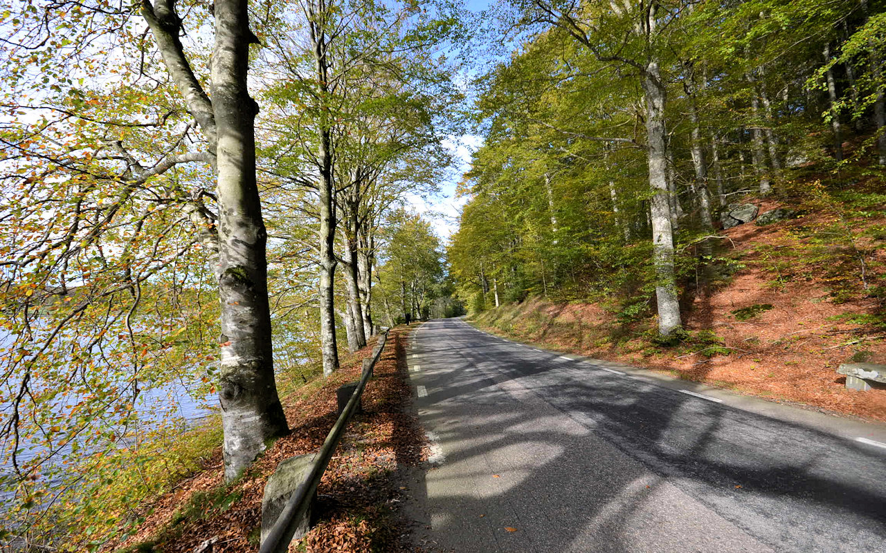 Kleine Landstraße, die von der Fernstraße 153 (Varberg / Ullared) zum Dorf "Källsjö", 8 km, führt. Nahe hier liegt das Haus Galeriebild Glückstag für Auswandererfamilien! In der geschätzten Westküstenprovinz Halland wartet das Traumanwesen "Ulvvad" auf Sie!